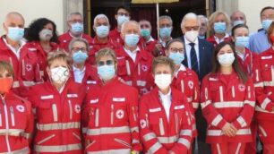 Foto di gruppo per la Cri d Nova nel 50esimo anniversario: il gruppo di rappresentanza in chiesa