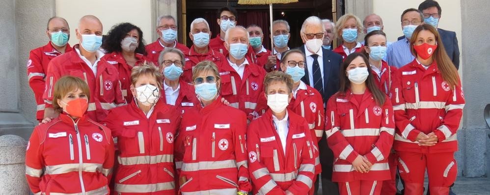 Foto di gruppo per la Cri d Nova nel 50esimo anniversario: il gruppo di rappresentanza in chiesa