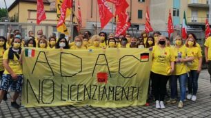 La protesta dei lavoratori Adac contro i licenziamenti decisi dalla casa madre tedesca