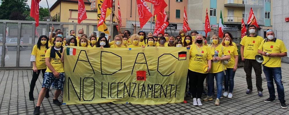 La protesta dei lavoratori Adac contro i licenziamenti decisi dalla casa madre tedesca