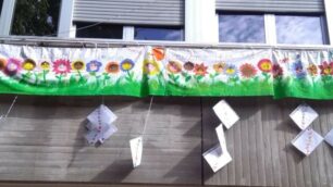 I lavori degli studenti della scuola Puecher, esposti sulla cancellata della scuola
