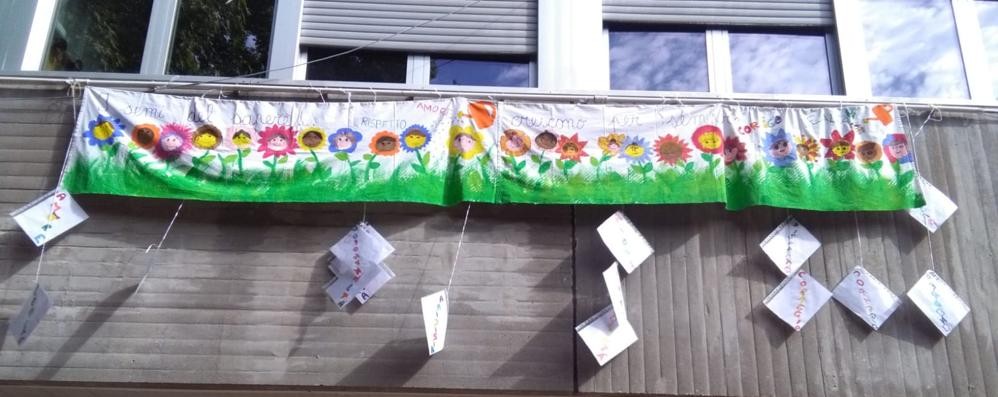 I lavori degli studenti della scuola Puecher, esposti sulla cancellata della scuola