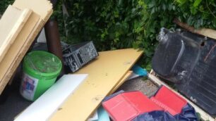 I rifiuti abbandonati vicino scuola Puecher