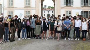 Liceo Valentini studenti di quinta, autori dei cinquantadue manifesti affissi per la città (foto di gruppo dalla pagina Facebook del liceo Valentini)