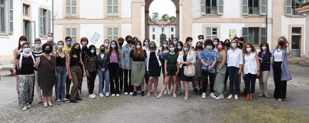 Liceo Valentini studenti di quinta, autori dei cinquantadue manifesti affissi per la città (foto di gruppo dalla pagina Facebook del liceo Valentini)