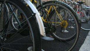 Gli utenti chiedono più posti per le bici in via Pitagora