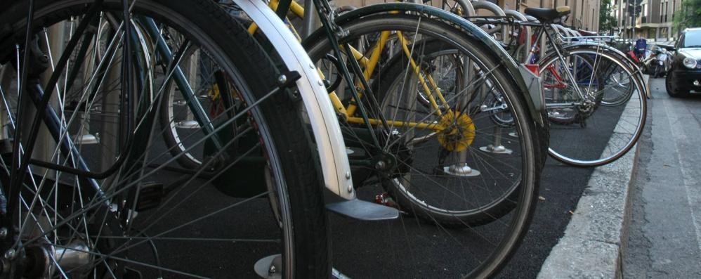 Gli utenti chiedono più posti per le bici in via Pitagora