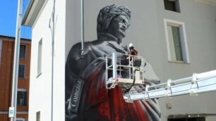 Lo street artist che ha omaggiato Dante su un muro del centro di Seregno