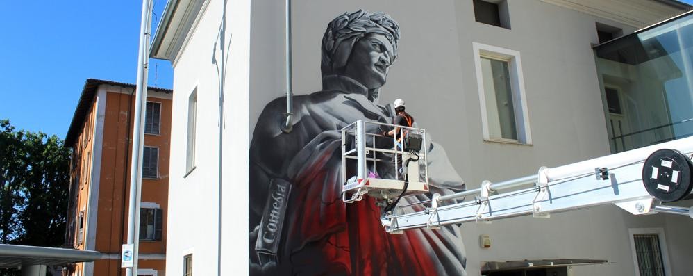 Lo street artist che ha omaggiato Dante su un muro del centro di Seregno