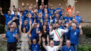 Foto di gruppo per i volontari del Moto Club Carate con le autorità comunali