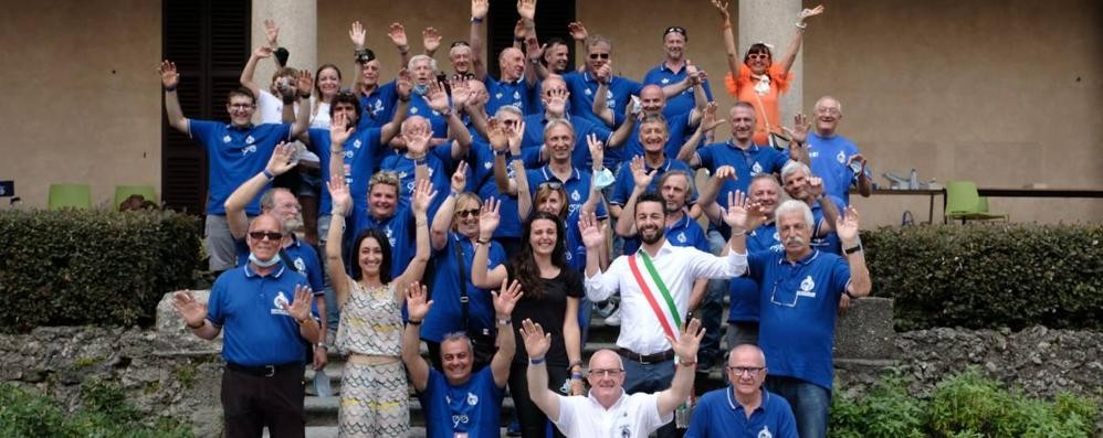 Foto di gruppo per i volontari del Moto Club Carate con le autorità comunali