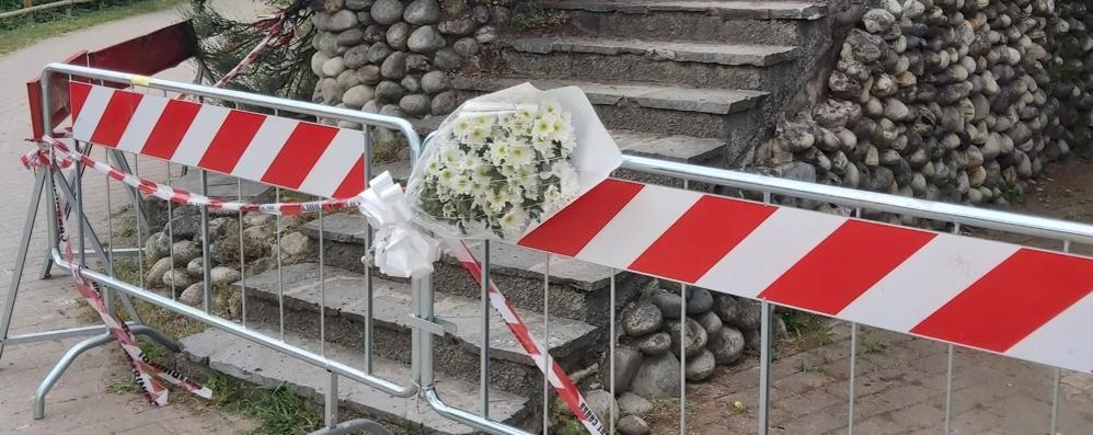 Il mazzo di fiori con la striscia tricolore sul luogo dell'incidente