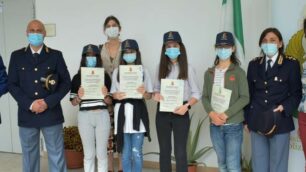 La premiazione di alcuni studenti in questura