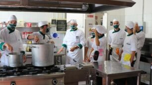 Gli studenti di cucina dell'alberghiero Ballerini ai fornelli