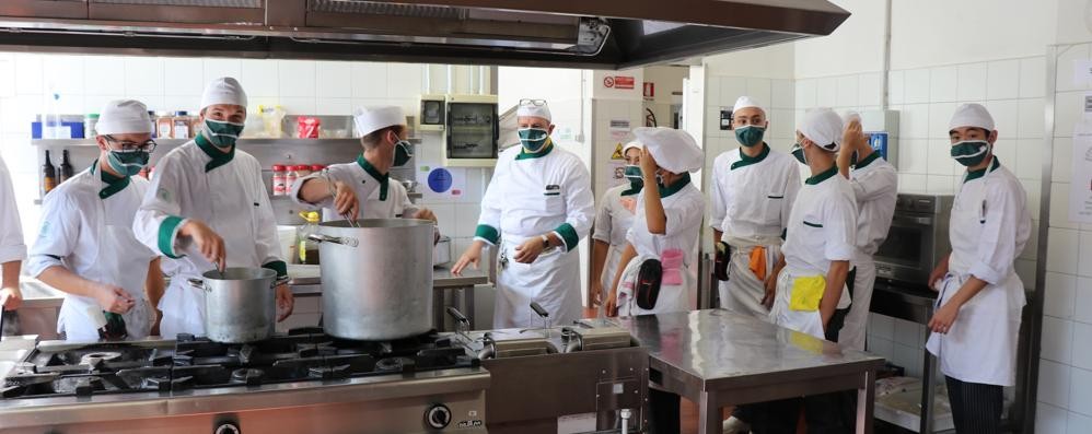 Gli studenti di cucina dell'alberghiero Ballerini ai fornelli