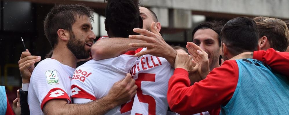 Calcio Ac Monza serie B Salernitana-Monza: la festa al gol di Mario Balotelli - foto Buzzi /Ac Monza