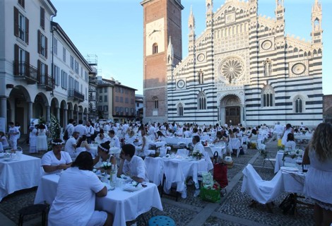 Successo per il ritorno della cena in bianco sotto il duomo di Monza immagine 15