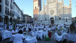 Successo per il ritorno della cena in bianco sotto il duomo di Monza