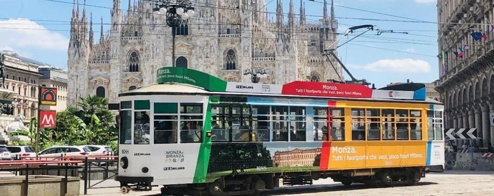 Tram numero 19 a Milano con foto di Monza