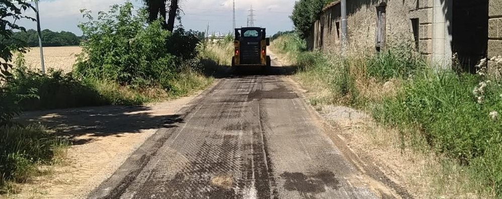 Vimercate: asfaltature in via La Santa