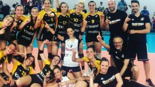 Le ragazze della C della Dolcos Busnago esultano dopo la vittoria dello scudetto di categoria