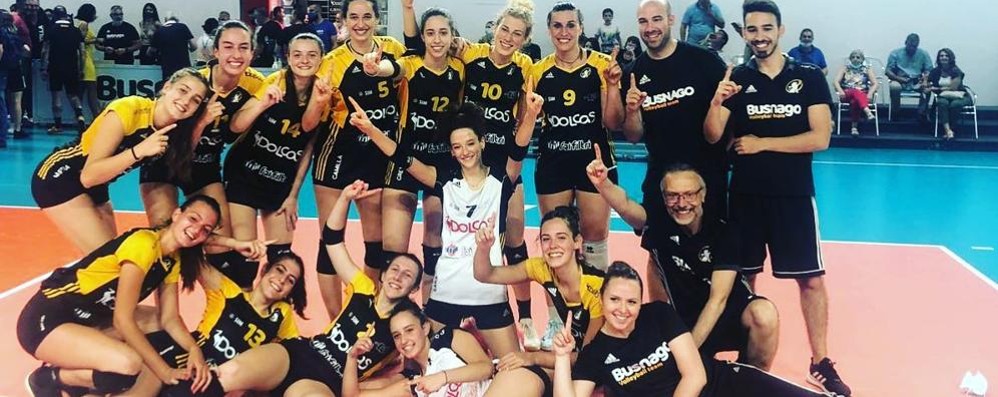 Le ragazze della C della Dolcos Busnago esultano dopo la vittoria dello scudetto di categoria