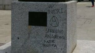 La base della statua con le scritte che inneggiano a Bresci