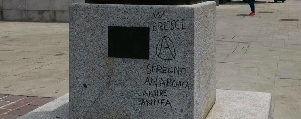 La base della statua con le scritte che inneggiano a Bresci