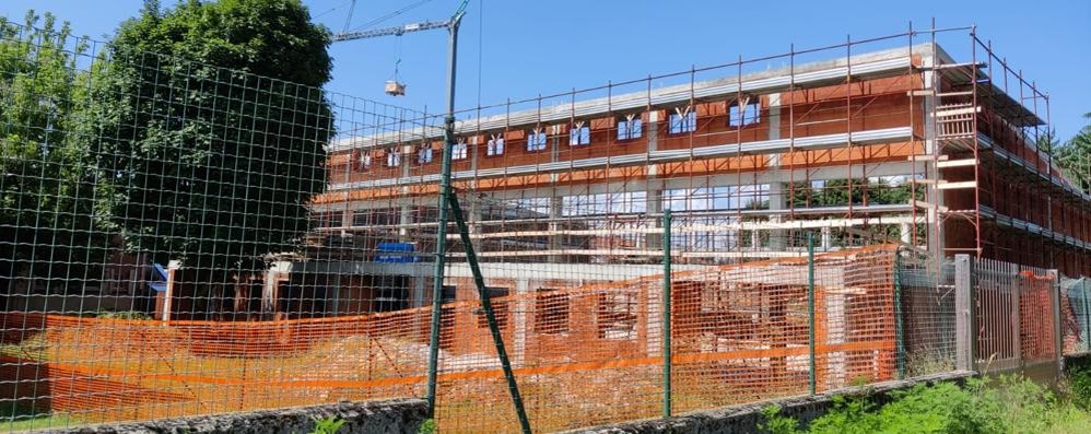 Lo stato del cantiere del futuro palazzetto di Cogliate