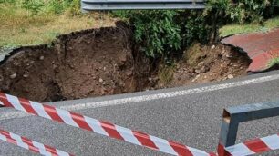 La voragine che si è aperta a Roncello