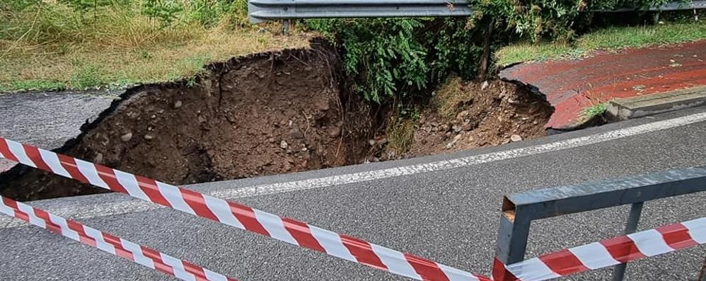 La voragine che si è aperta a Roncello