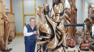 Lo scultore Pasquale Galbusera detto "Il Bernareggino" insieme alla scultura "Il Magnificat".