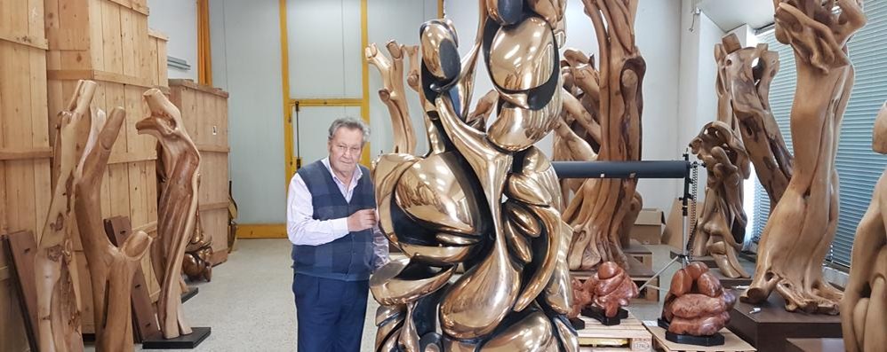 Lo scultore Pasquale Galbusera detto "Il Bernareggino" insieme alla scultura "Il Magnificat".