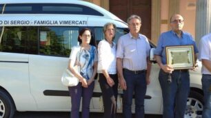Web donazione mezzo al comune consegna ufficiale. Nella foto la famiglia Vimercati in Villa Campello.