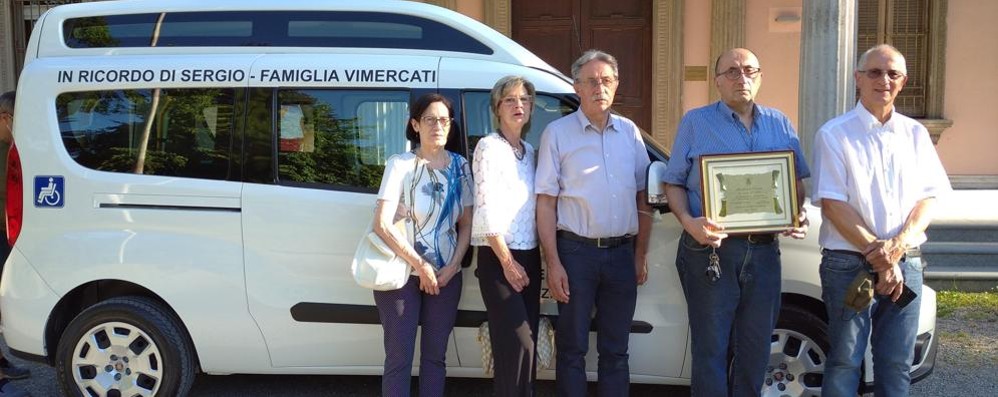 Web donazione mezzo al comune consegna ufficiale. Nella foto la famiglia Vimercati in Villa Campello.