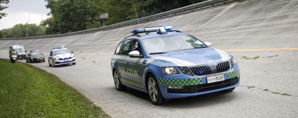 Una vettura della Polizia stradale di Monza e Brianza in parata (foto Questura Monza e Brianza)