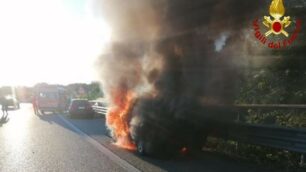 Auto in fiamme in Valassina a Lissone: l’intervento dei vigili del fuoco