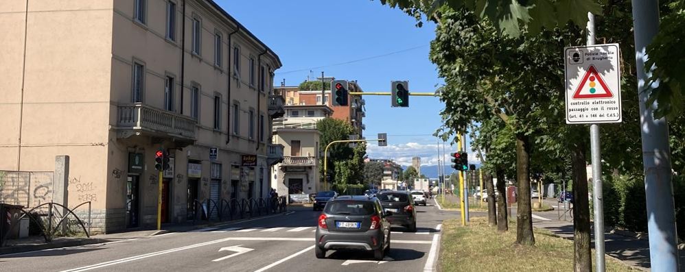 Il semaforo all'incrocio tra viale Lombardia e le vie Monza e Vittorio Veneto