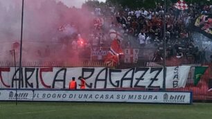 Calcio, la carica dei tifosi del Monza prima della pandemia