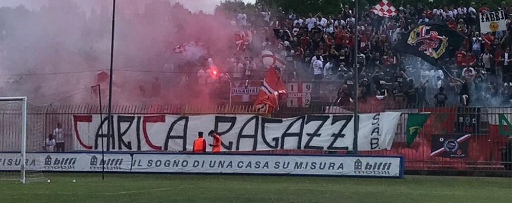 Calcio, la carica dei tifosi del Monza prima della pandemia