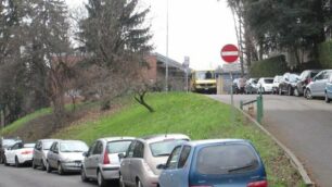 CARATE scuola Costa Lambro, una foto d’archivio del problema parcheggi