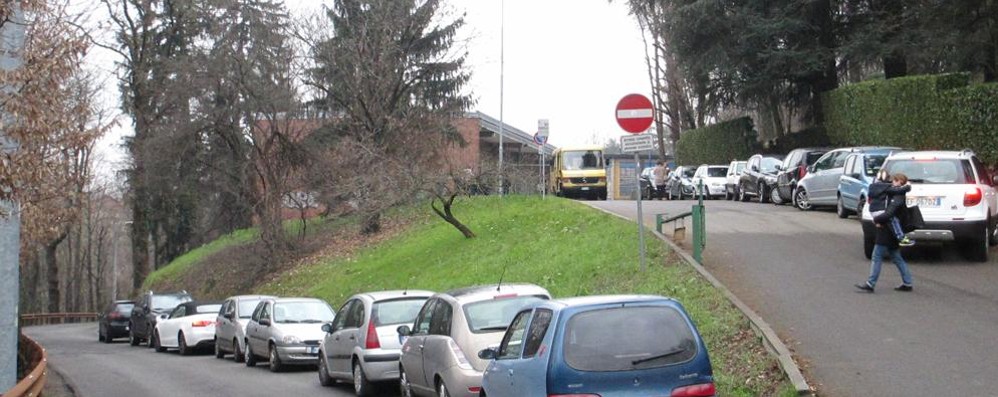 CARATE scuola Costa Lambro, una foto d’archivio del problema parcheggi