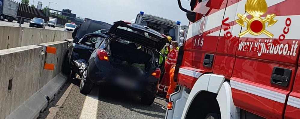 L’auto coinvolta nel sinistro (foto Vigili del fuoco)