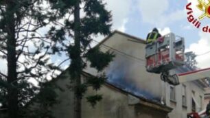 Incendio a un garage deposito (foto vigili del fuoco)