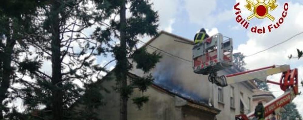 Incendio a un garage deposito (foto vigili del fuoco)