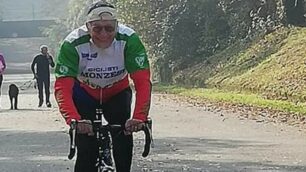 Il sorriso di Cazzaniga mentre pedala con la maglia della Ciclisti Monzesi all’interno del Parco