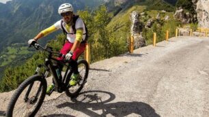 Un turista in sella a una e-bike