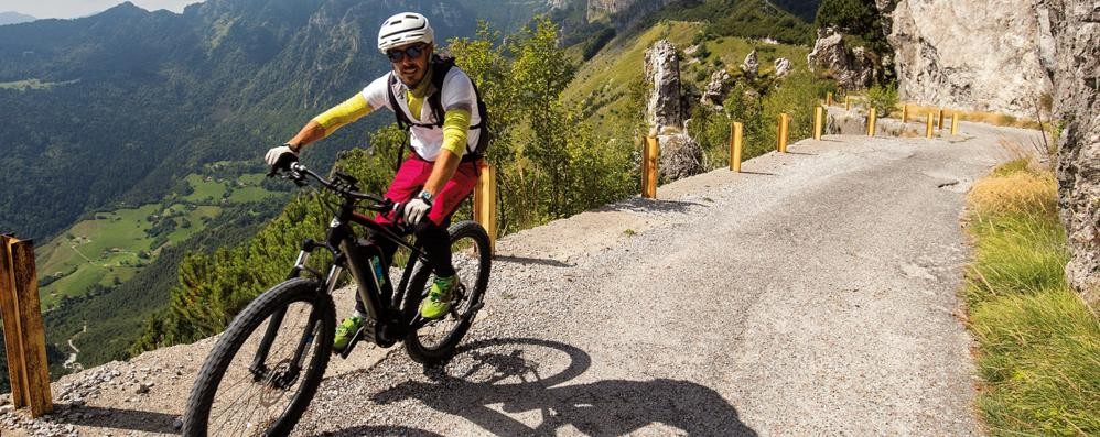 Un turista in sella a una e-bike