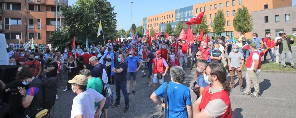 Lavoratori Gianetti Ruote davanti alla sede della provincia