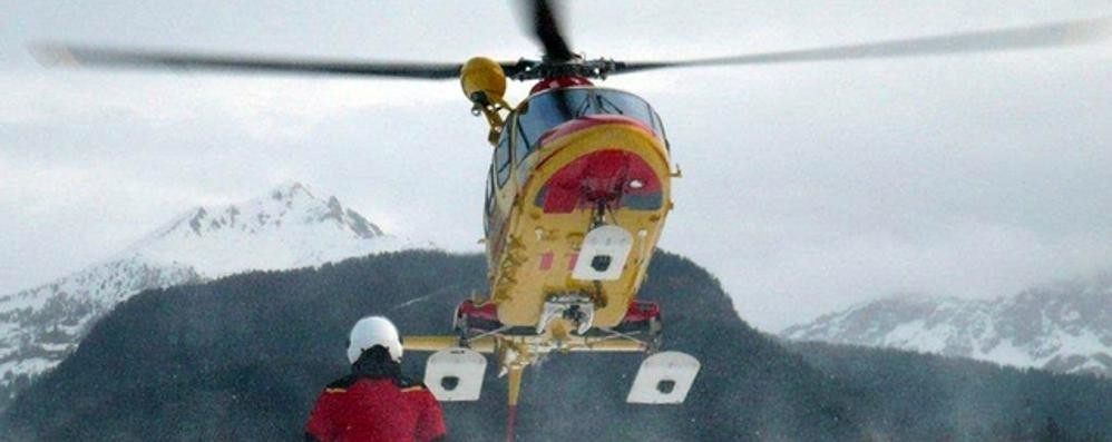 Un elicottero del soccorso alpino, in una immagine di archivio